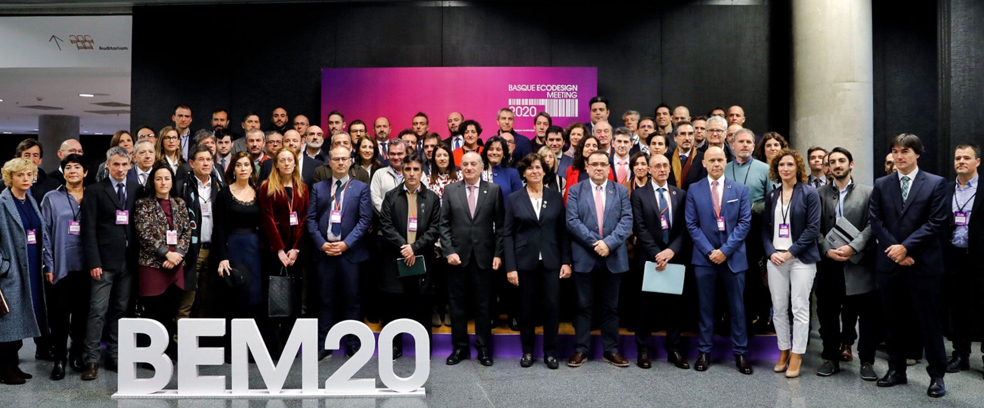 El consejero de Medio Ambiente reivindica la necesidad de replantear el modelo de gestión de residuos y de implantar una tasa ecológica 
