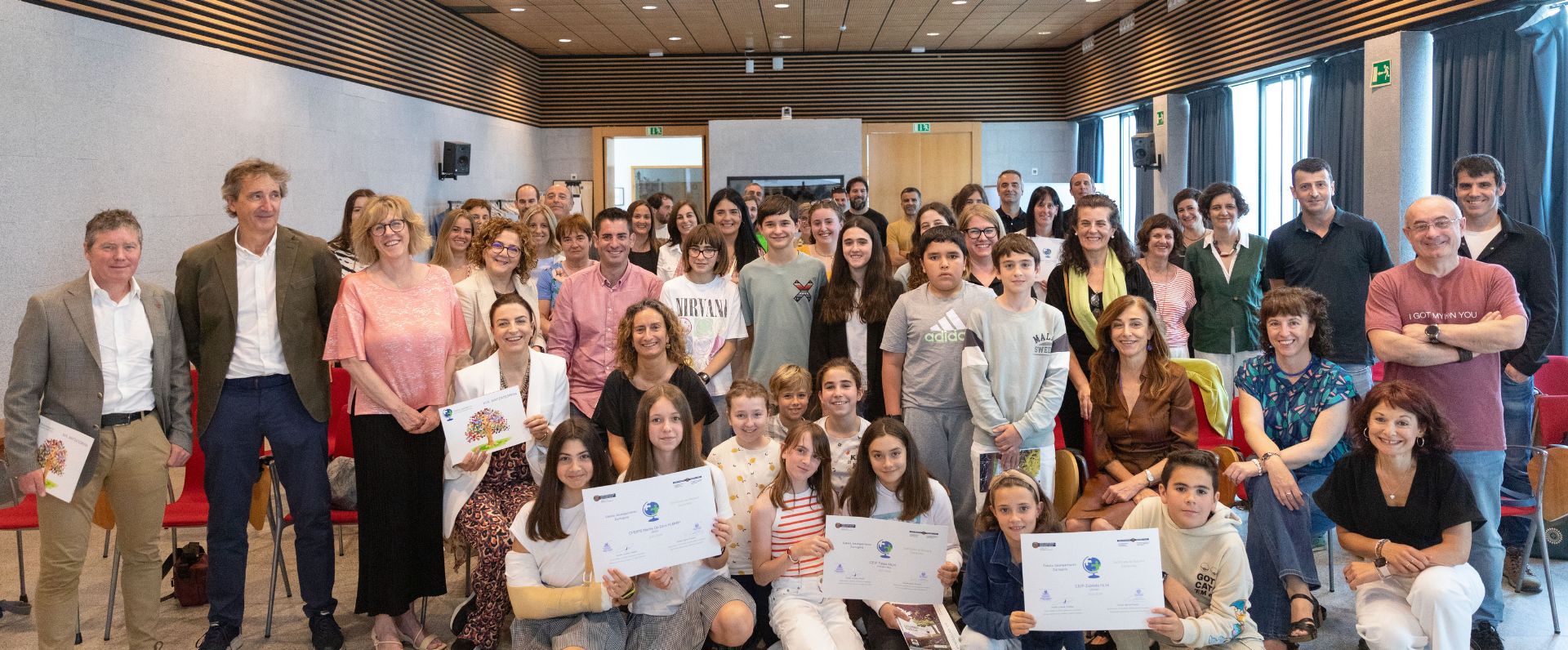 El Gobierno Vasco entrega a 13 centros escolares el certificado "Eskola Jasangarriak"