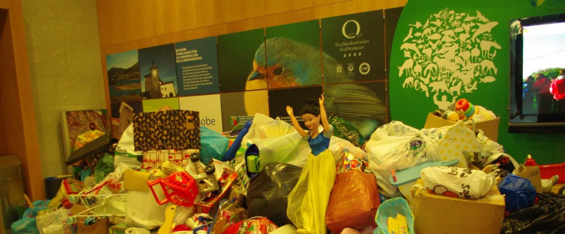 Punto solidario de recogida de ropa y juguetes en Ekoetxea Urdaibai a favor de Koopera