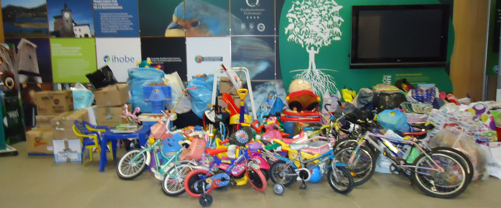 Ekoetxea Urdaibai abre su punto solidario  de recogida de ropa y juguetes para estas navidades
